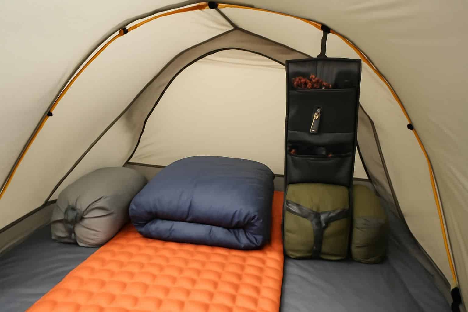 découvrez des idées ingénieuses pour optimiser le rangement lors de vos sorties camping et profiter pleinement de votre aventure en plein air.